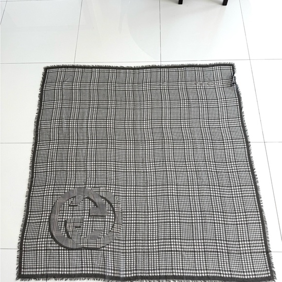 Gucci Black and White Houndstooth Scarf - Picture 3 of 9